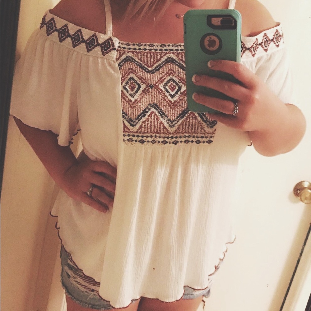 Cold shoulder adorable top. Plus size!